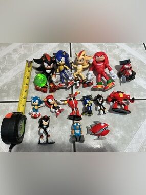 Sonic The Hedgehog Red & Blue Collectible Figure Set by SEGA